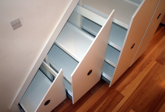 lemari tarik bawah tangga