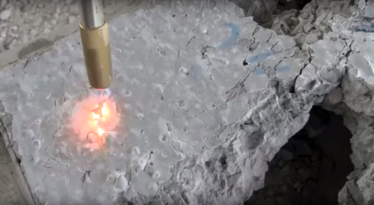Tes Pembakaran Beton dengan Blow Torch