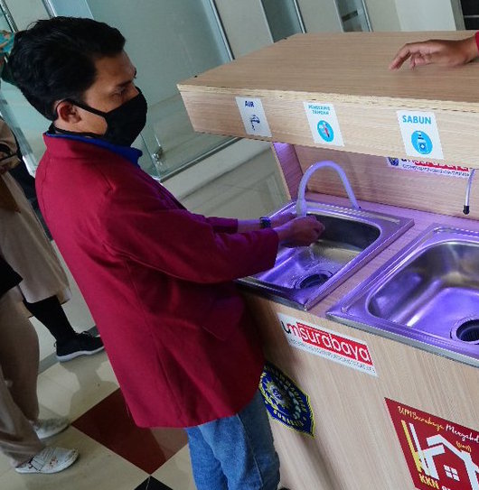 Mahasiswa mmenggunakan Winner 3in1