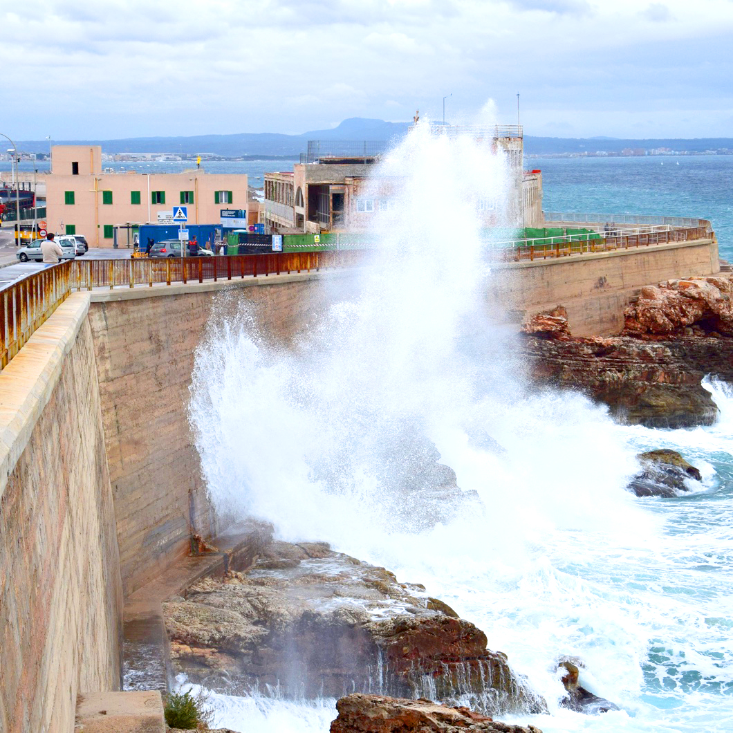 Bangunan Beton di Tepi Laut Bangunan Beton di Tepi Laut