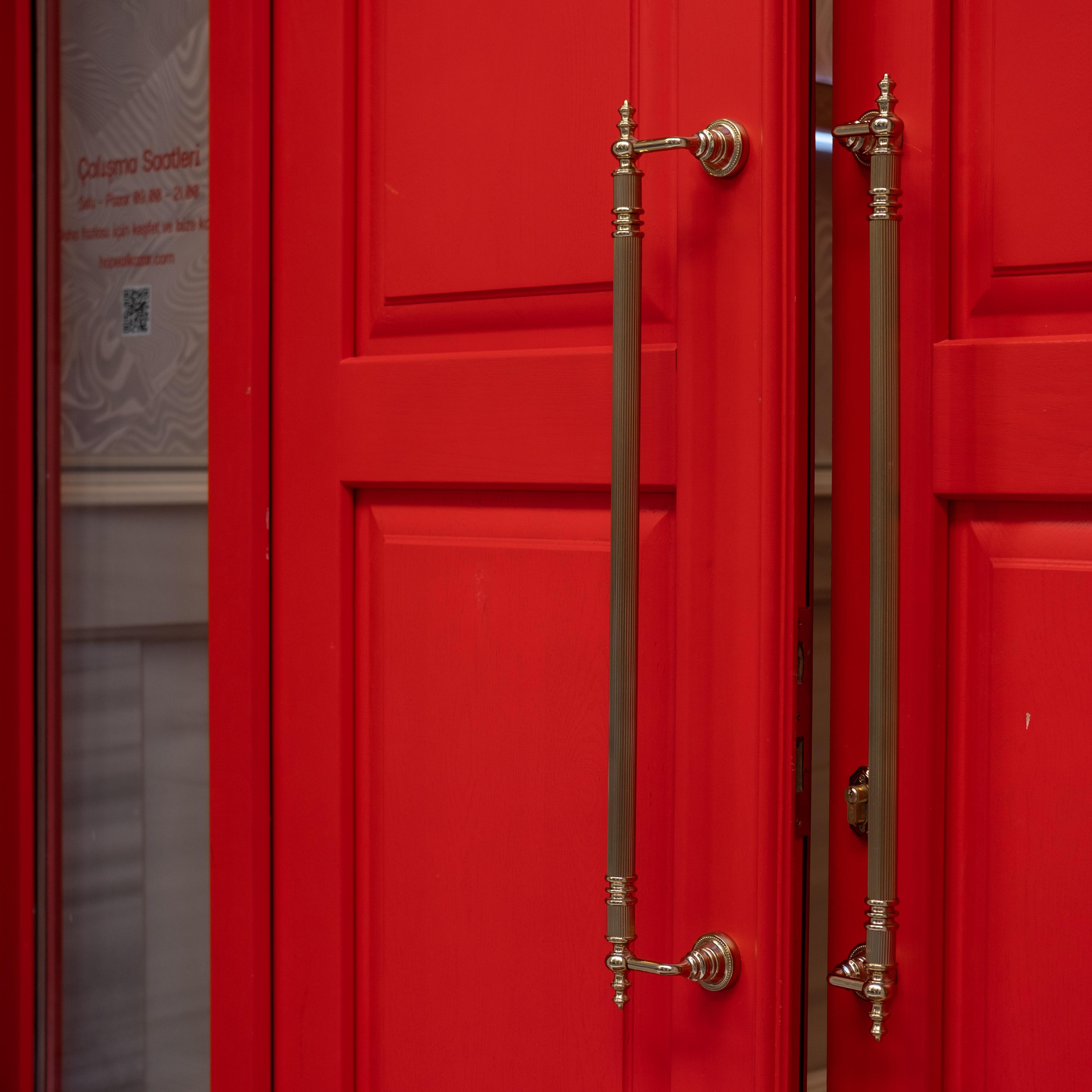 pintu besar pintu besar