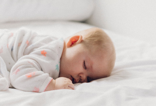 membersihkan noda kasur