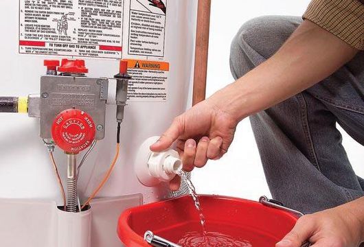 mengganti air tangki pemanas