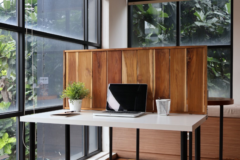 sukayu-partisi-meja-sekat-pembatas-meja-vertikal