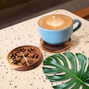 Tatakan Gelas Kayu Motif Geometri Alami Snowflake dengan Dinding