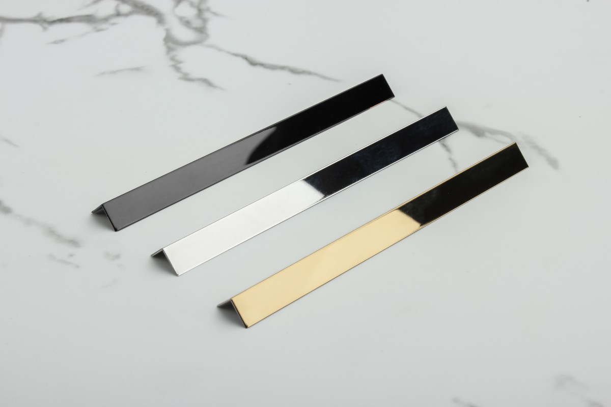 plat-strip-black-mirror