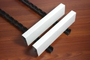 Plank Baffle Ceiling Lebar 3 cm Putih dengan Rangka